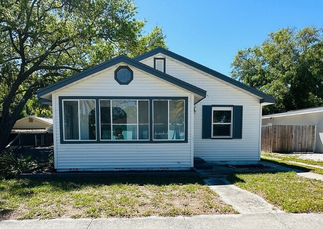 Building Photo - Charming 3 Bed, 2 Bath Oasis: Minutes from... Rental