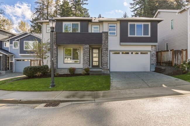 Building Photo - Stunning 5 Bedroom Home with Guest Suite, Modern Kitchen & Fenced Yard