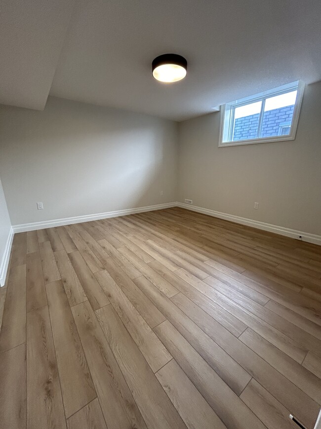 Photo - 605 SWEETBAY Cres