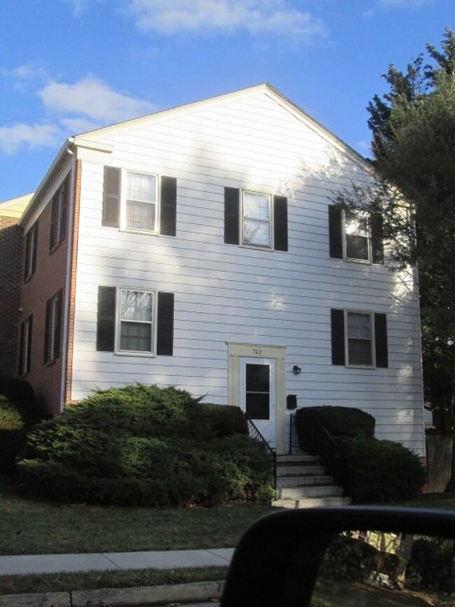 Photo - 702 Cambridge Rd