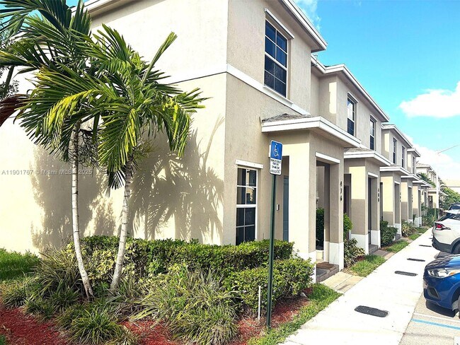 Photo - 476 NE 5th St