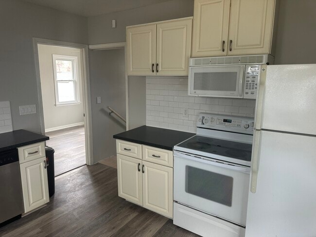 Kitchen / Livingroom - 334 W Milton Ave