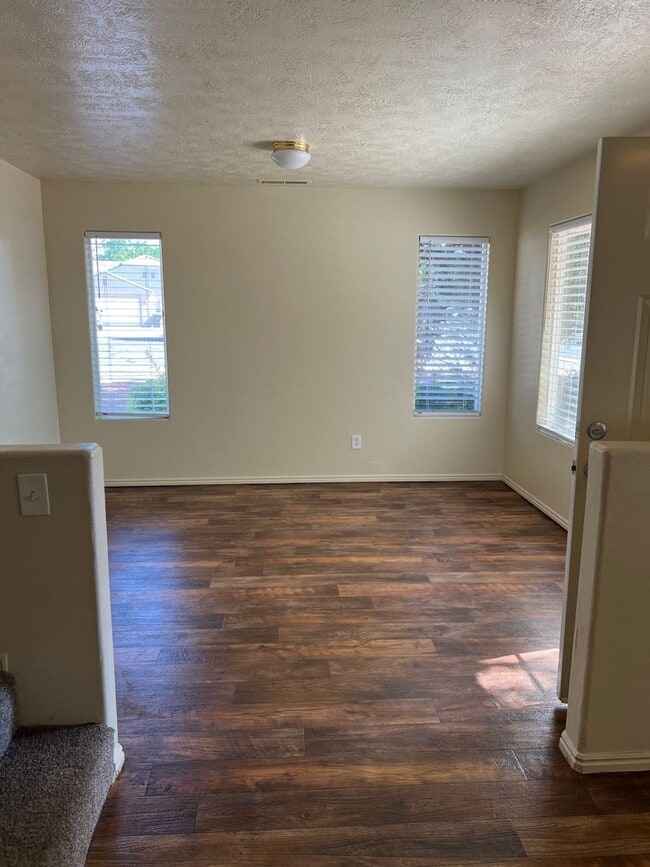Photo - Nice 3 Bedroom, 2.5 bathroom townhome in S...