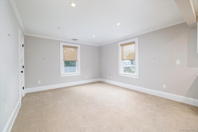 42 Woodland Ave Unit Upper
