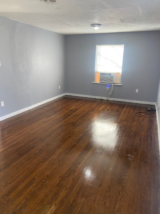 Photo - 5250 Kingsbury St