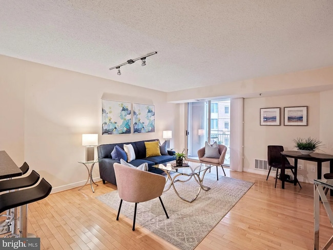 Sala de estar: ¡la lámpara del techo ha sido renovada! - 7500 Woodmont Ave Unidad #S510