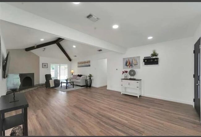 Building Photo - 2926 Forest Hills Ln Unit ID1323137P