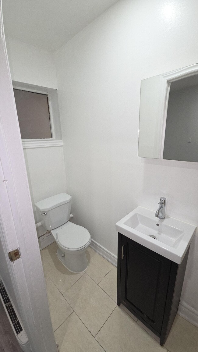 Photo - 1299 Gerrard St E Unit 4