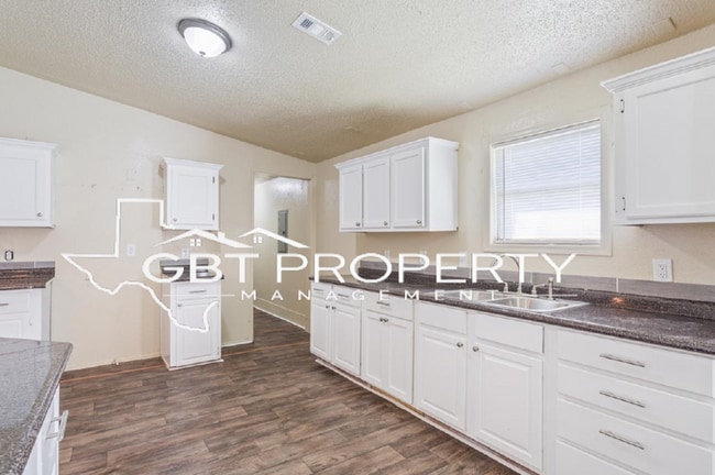 Building Photo - 715 N Nussbaum St Unit 715