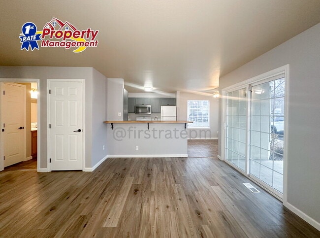 Photo - 10042 W Garverdale Ln Unidad #101