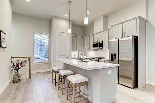 Building Photo - 1311 Reinerman St Unit E Rental