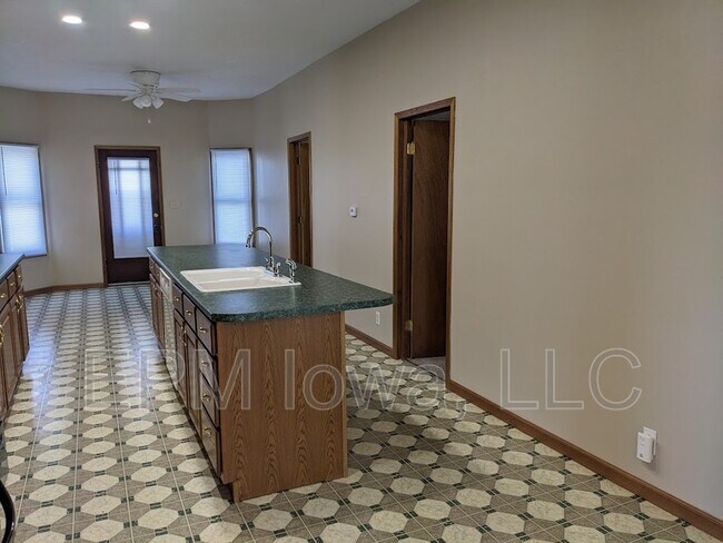 Photo - 110 12th St SE