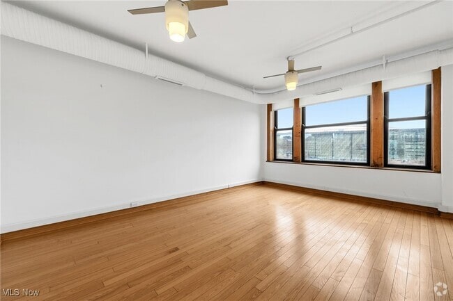 Building Photo - 2077 E 4th St Unit 4E Rental