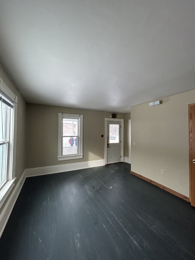 Photo - Available JUNE 1st: 4 bed 1 bath close to ... Apartment