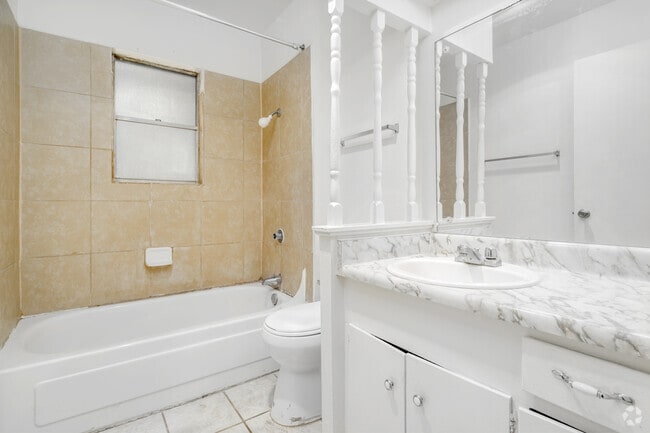 1BR, 1BA - 670SF - Bathroom