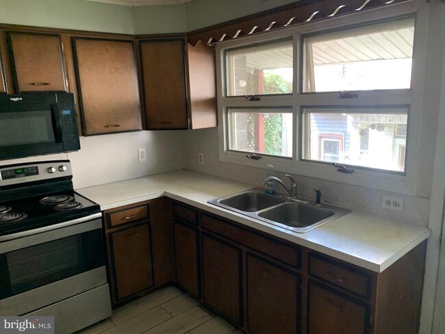 Building Photo - 217 E Mahanoy St Rental