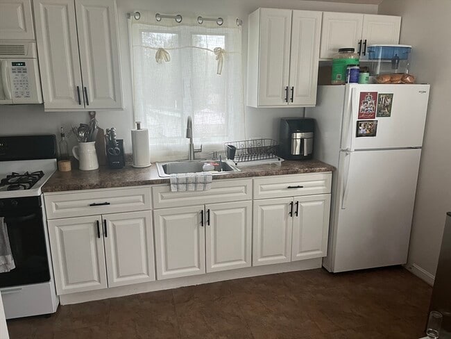 Building Photo - 102 Summer St Unit 2