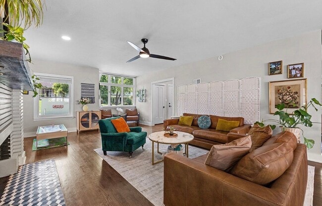 Photo - 414 W 61st St