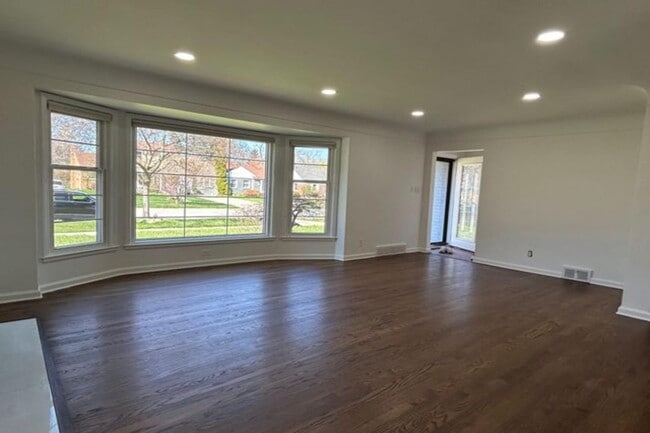 Photo - 2194 Dorchester Rd