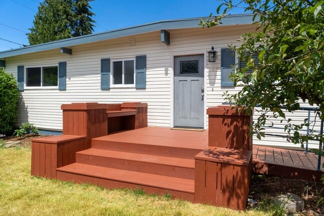 Photo - Spacious 5 Bedroom with Huge yard and 3 fireplaces