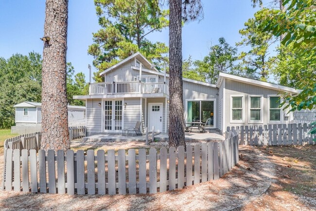 Building Photo - 372 Plum St