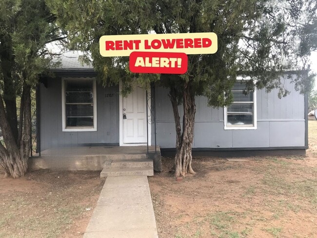 Building Photo - $0 First Month's Rent / $0 Deposit at Move-in