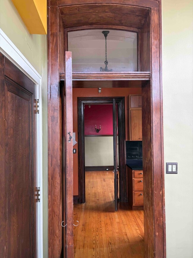 otro pasillo que lleva a la sala de estar. - 1182 Locust St