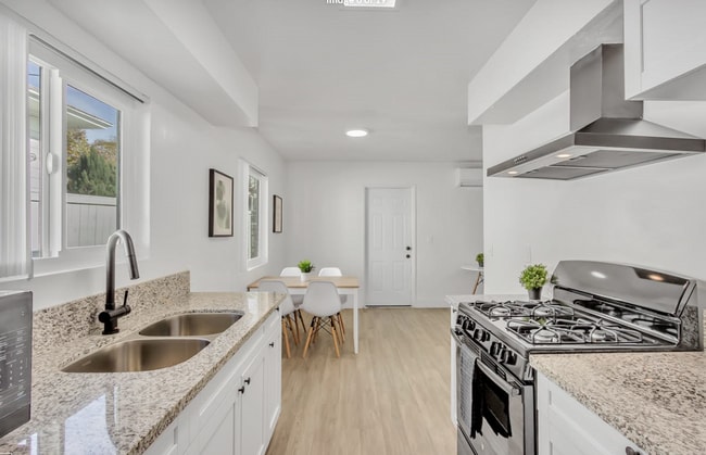 Building Photo - Downtown Modern Smart Home Unit 1