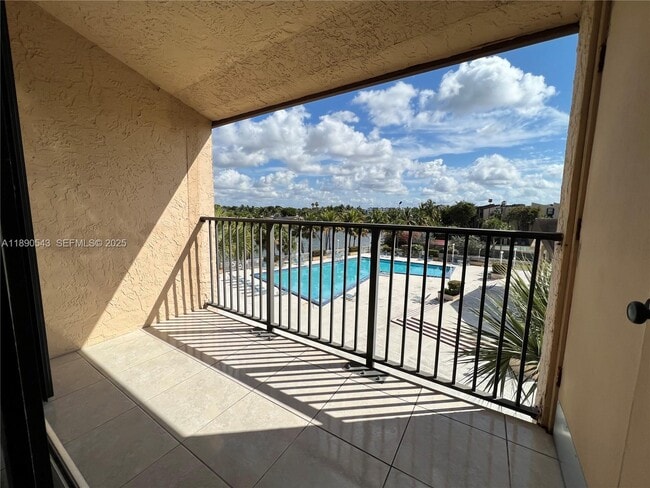 Building Photo - 14415 N Kendall Dr Unit 407G