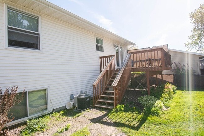 Photo - 4 bed 2 bed For Rent in Country Club Manor!