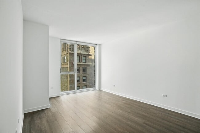 Photo - 133 N Dearborn St