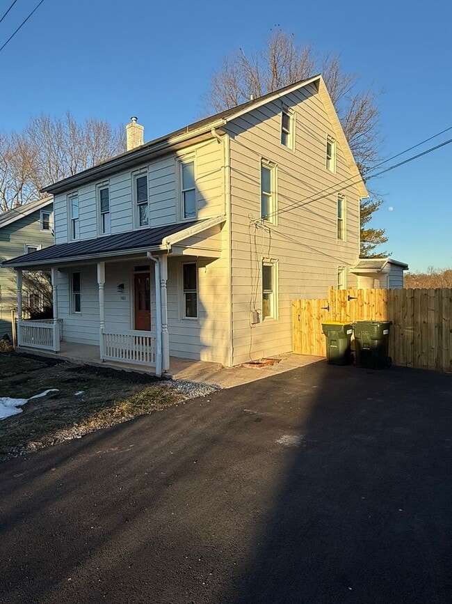 Photo - 960 Maple St