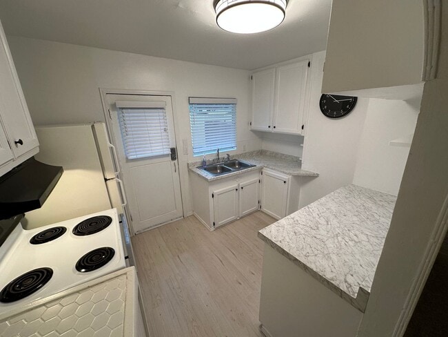 Photo - Newly Remodeled Lakewood Gem - Modern Comf... Unidad 9823 Northgate RD SW LLC