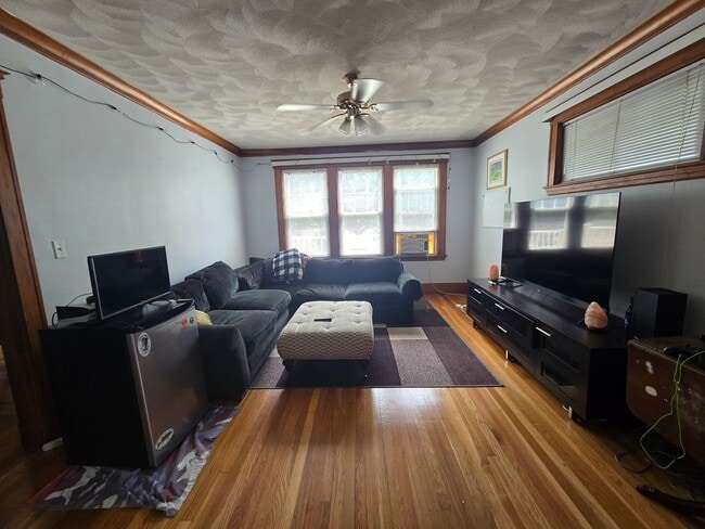 Building Photo - No Brokers Fee, Parking is Included, Laundry on a Site, Eat-in Kitchen