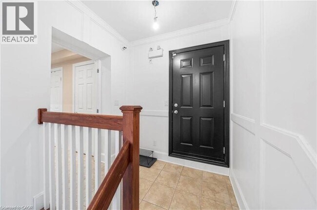 Photo - 215 Locke St S