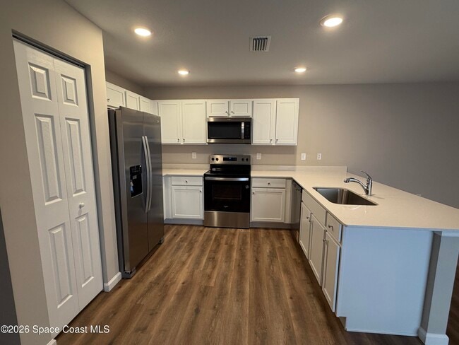 Photo - 350 Dolphin St SE