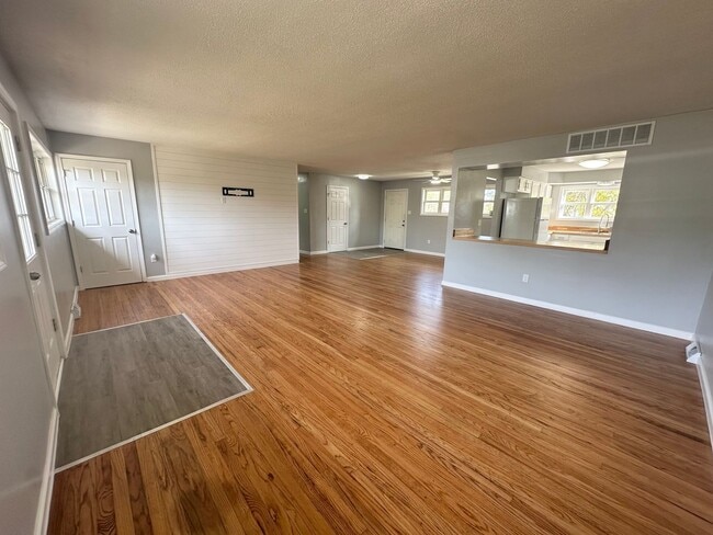 Photo - Beautifully Renovated 4 bedroom / 2 bath h...