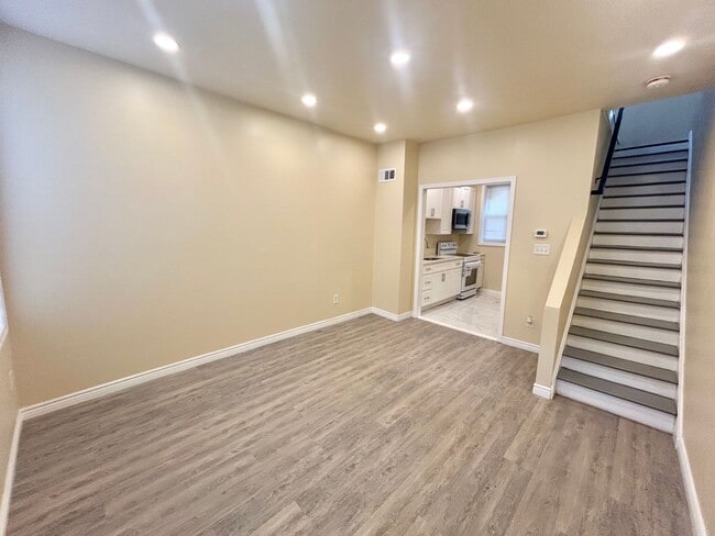 Building Photo - Updated 1-Bedroom Rental with Brand-New Kitchen & Central Air