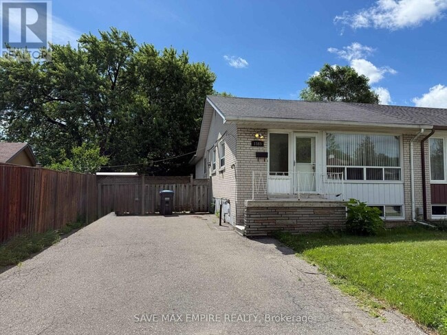 Photo - 1560 Sandgate Crescent