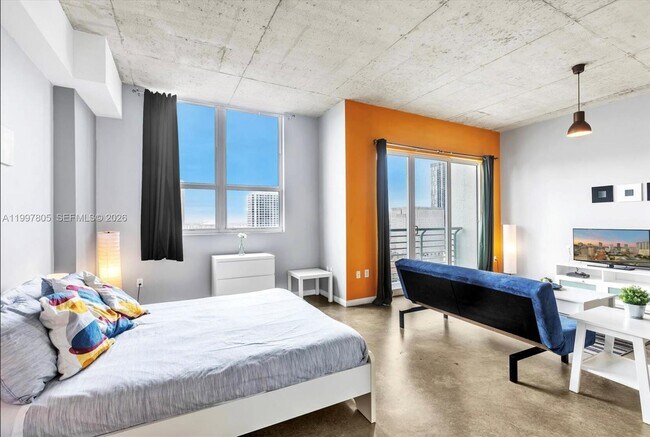 Photo - 133 NE 2nd Ave Unidad 2015