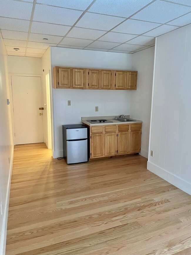 Building Photo - 236 Newbury St Unit 2