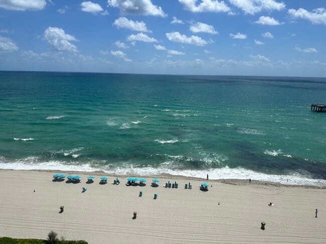 Building Photo - Stunning furnished 3-bedroom, 3-bathroom c... Rental
