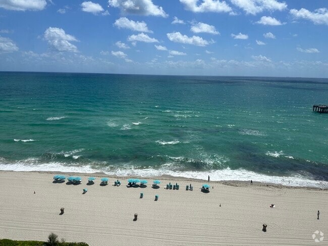 Building Photo - Stunning furnished 3-bedroom, 3-bathroom c... Rental