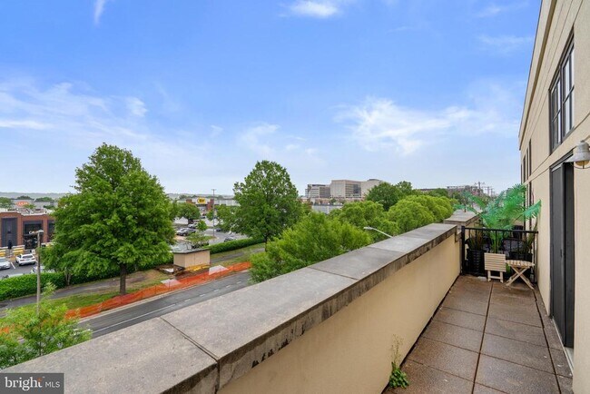 Building Photo - 181 E Reed Ave Unit 412