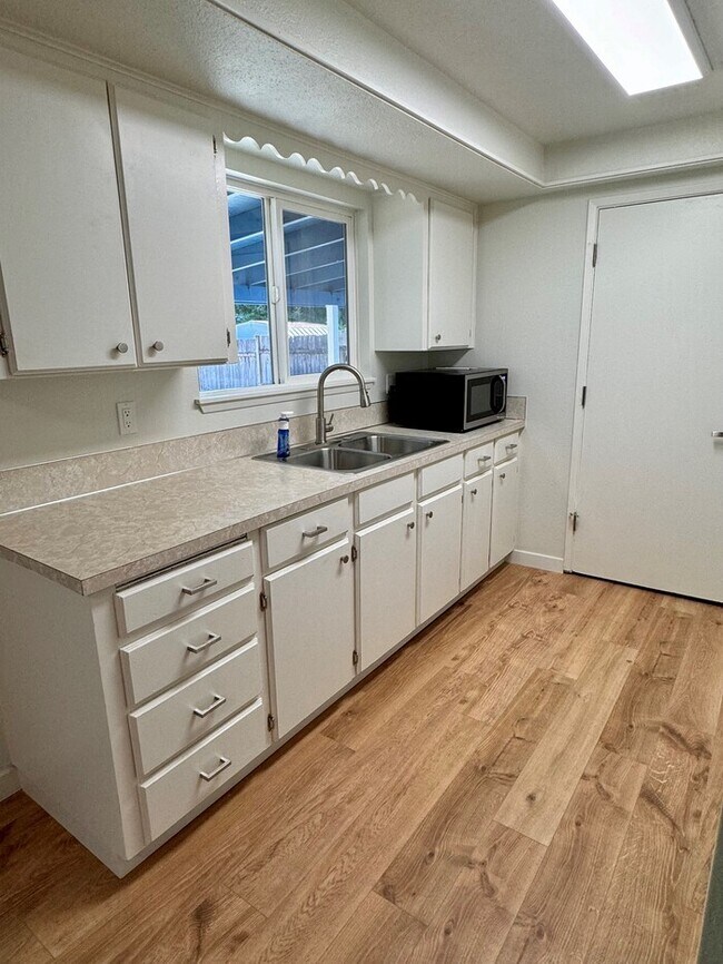 Beautiful Home with LARGE Fenced Yard is R... House Rental in Canby