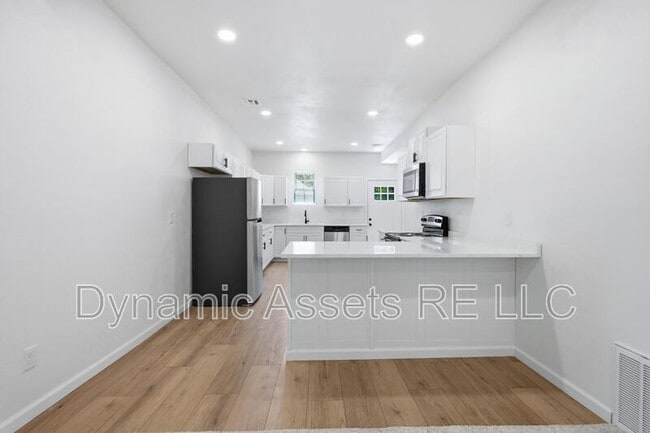 Photo - 542 E 23rd St