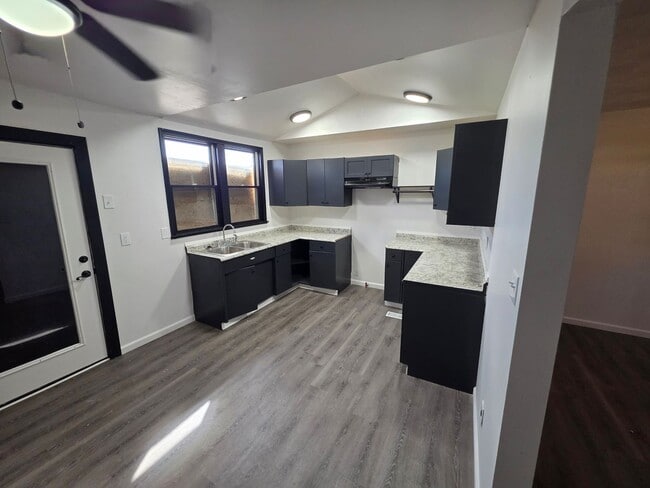 Building Photo - MOVE IN READY - 1/2 OFF SECURITY DEPOSIT