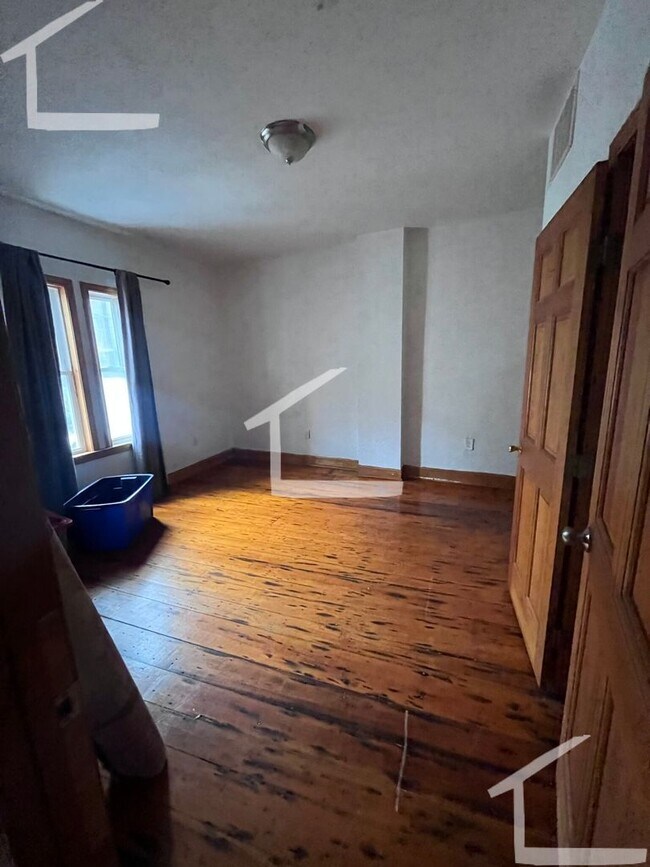 Photo - Great 6 bedroom 3 mins from Northeastern