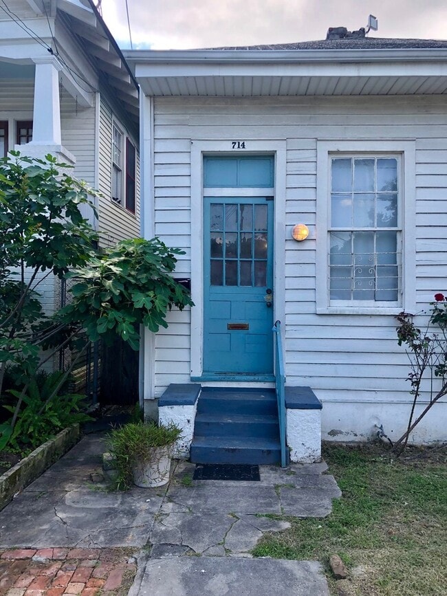 Building Photo - Classic shotgun located right off Magazine...