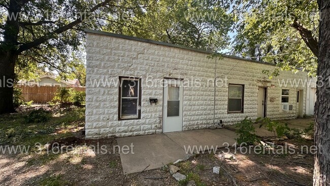 Building Photo - $550- 1 bed 1 bath - Duplex located in the... Unit 407 N. Clayton -  A Rental